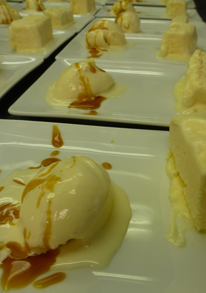 Una foto de Helado de vainilla con salsa toffe