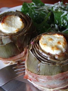 Una foto de Alcachofas rellenas con queso de cabra y bacon