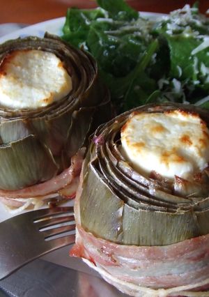 Una foto de Alcachofas rellenas con queso de cabra y bacon