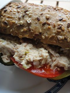 Una foto de Bocadillo con atún y berenjenas