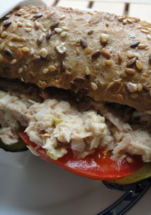 Una foto de Bocadillo con atún y berenjenas