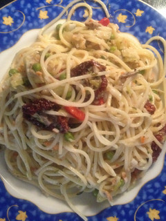 Una foto de Espaguetis con verduras, atún y cangrejo