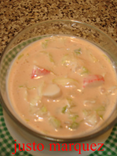 Una foto de Cóctel de gambas y palitos de mar