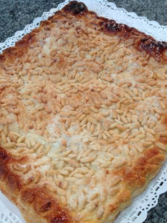 Una foto de Coca de hojaldre rellena de crema pastelera