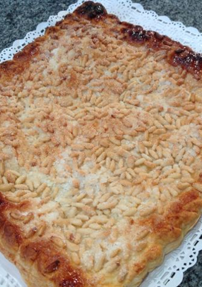 Una foto de Coca de hojaldre rellena de crema pastelera