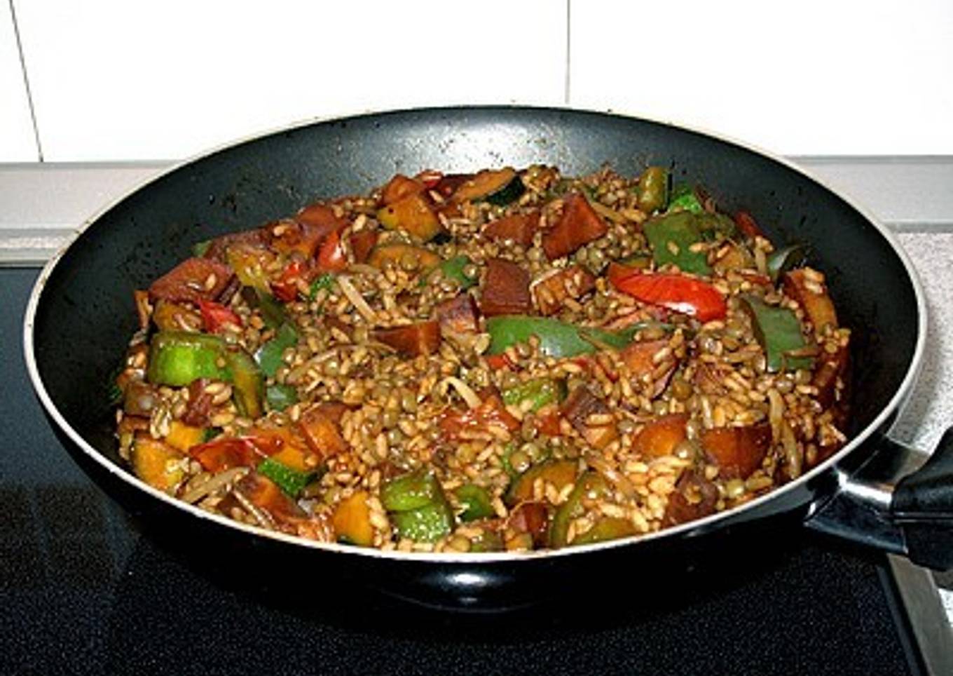 Wok de verduras salteadas con lentejas y arroz