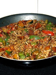 Una foto de Wok de verduras salteadas con lentejas y arroz