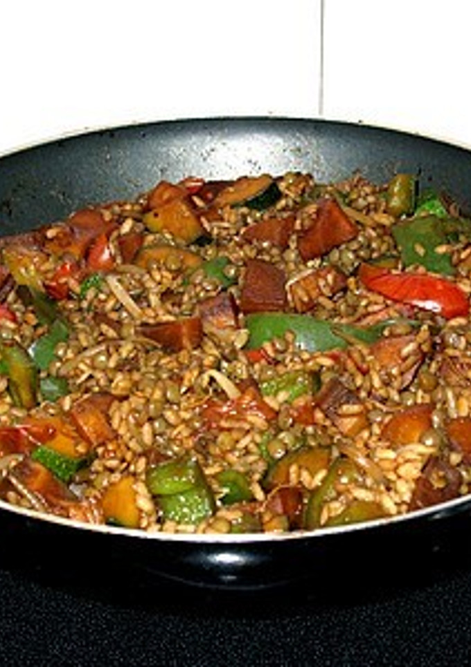 Una foto de Wok de verduras salteadas con lentejas y arroz