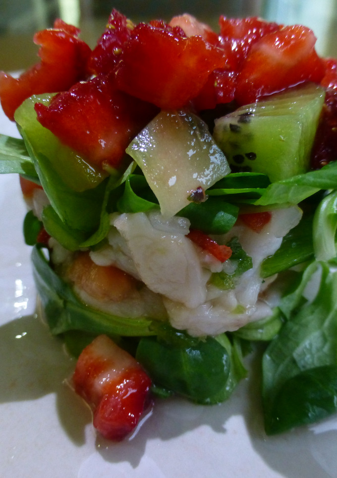 Una foto de Ceviche de rape con frutas