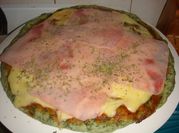 Una foto de pizza con espinaca frescas