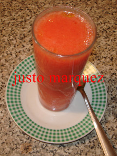 Una foto de Zumo de tomate natural fácil