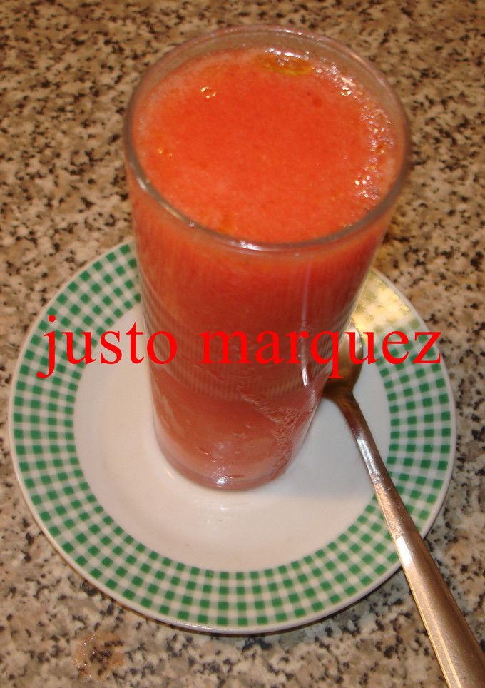 Una foto de Zumo de tomate natural fácil