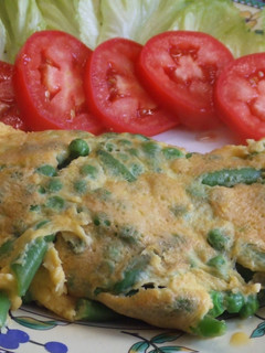 Una foto de Tortilla francesa con verduras y queso parmesano