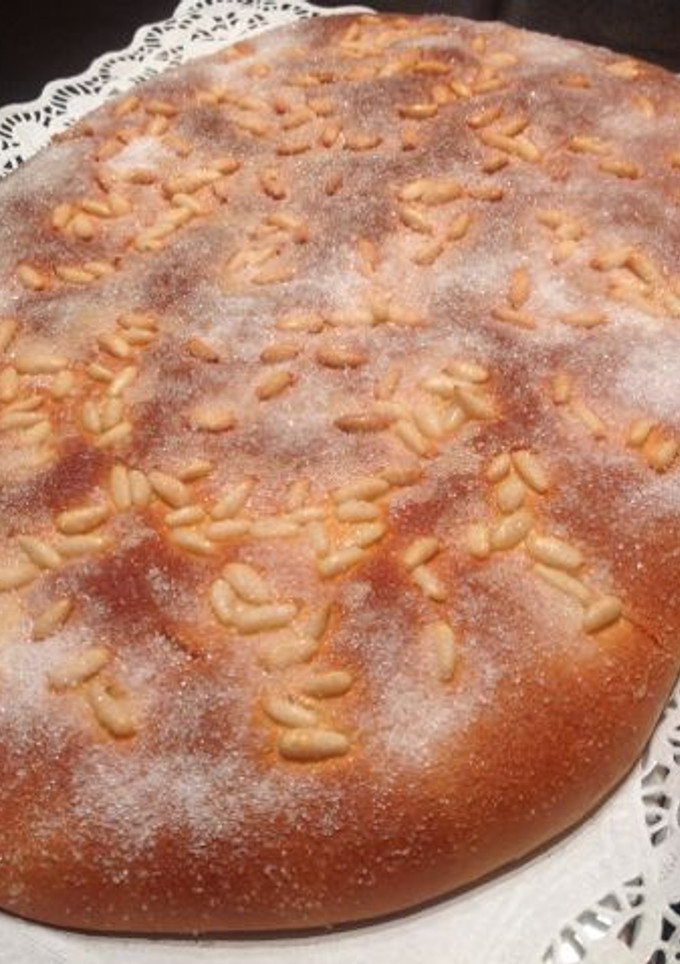 Una foto de Coca de brioche con piñones