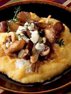 Una foto de Polenta de Queso Parmesano Con Mixtura de Champiñones