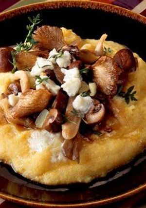 Una foto de Polenta de Queso Parmesano Con Mixtura de Champiñones