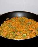 Fideuà con habas y gambas salteadas en Wok