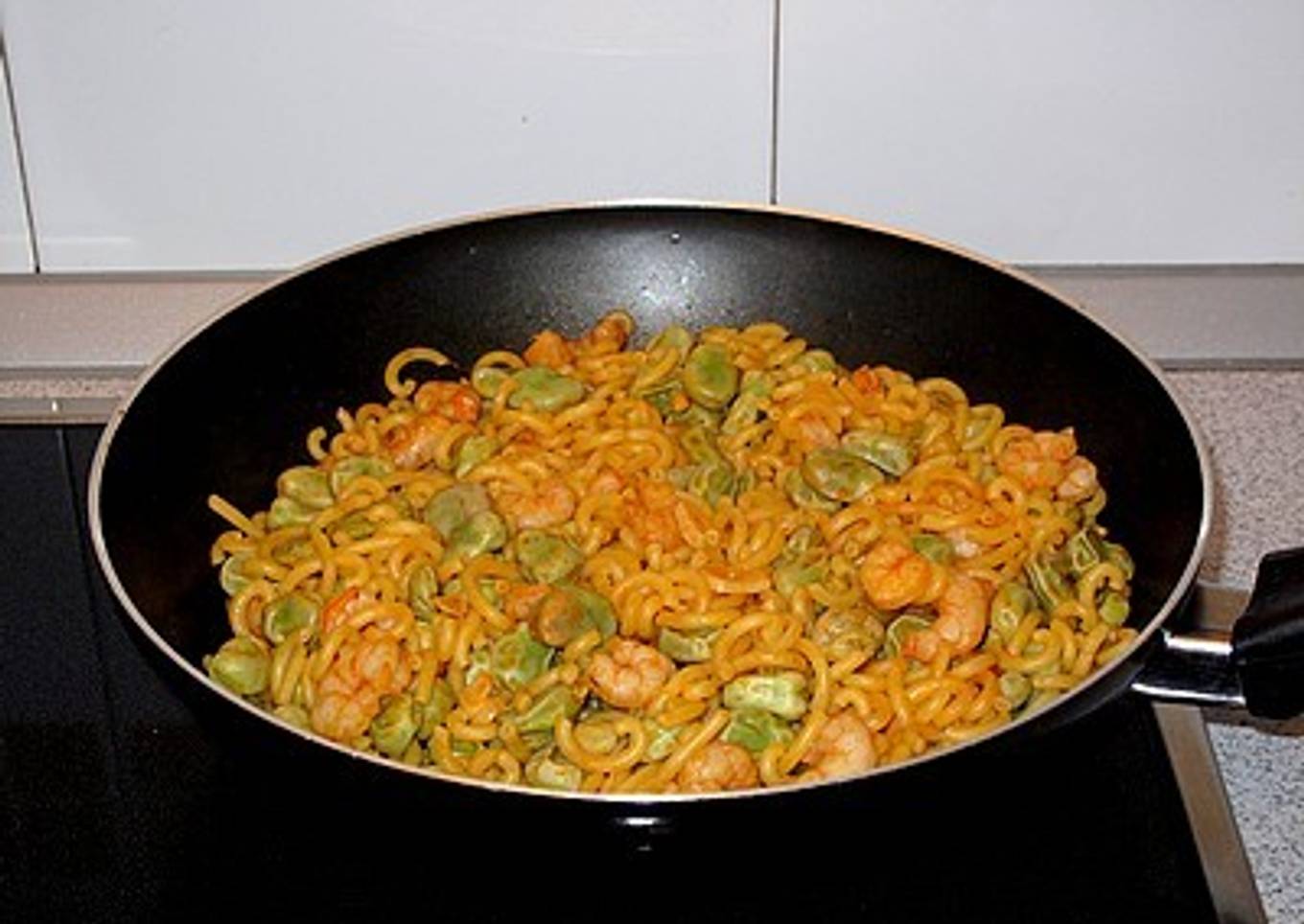 Fideuà con habas y gambas salteadas en Wok