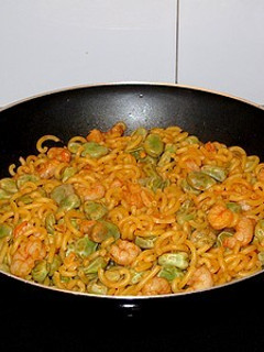 Una foto de Fideuà con habas y gambas salteadas en Wok