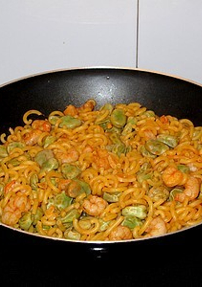 Una foto de Fideuà con habas y gambas salteadas en Wok