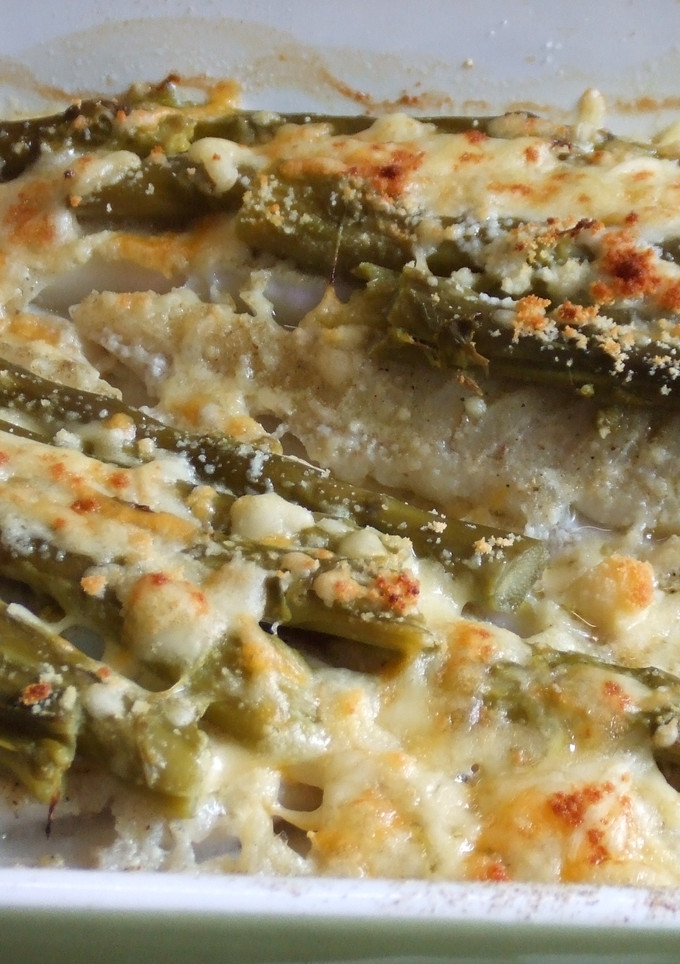 Una foto de Abadejo gratinado con espárragos trigueros
