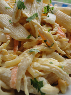Una foto de Ensalada de pasta y pollo con aliño de yogur