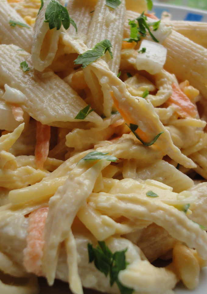 Una foto de Ensalada de pasta y pollo con aliño de yogur