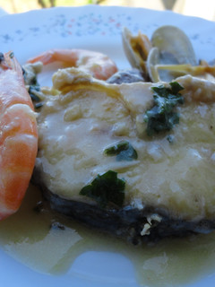 Una foto de Merluza con gambas y almejas fácil