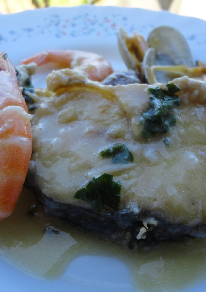 Una foto de Merluza con gambas y almejas fácil