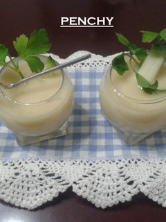 Una foto de Chupitos de crema de apio con queso fresco