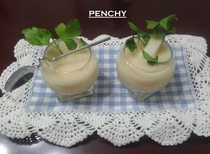 Una foto de Chupitos de crema de apio con queso fresco
