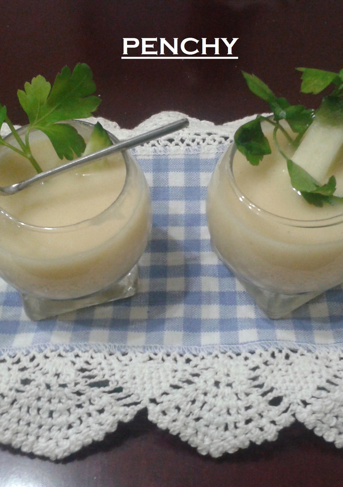 Una foto de Chupitos de crema de apio con queso fresco