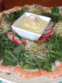 Una foto de Ensalada de langostinos con salsa mayonesa de lima