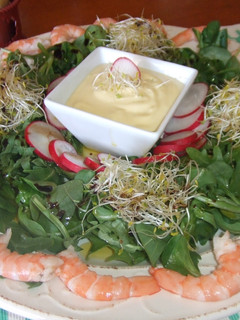 Una foto de Ensalada de langostinos con salsa mayonesa de lima