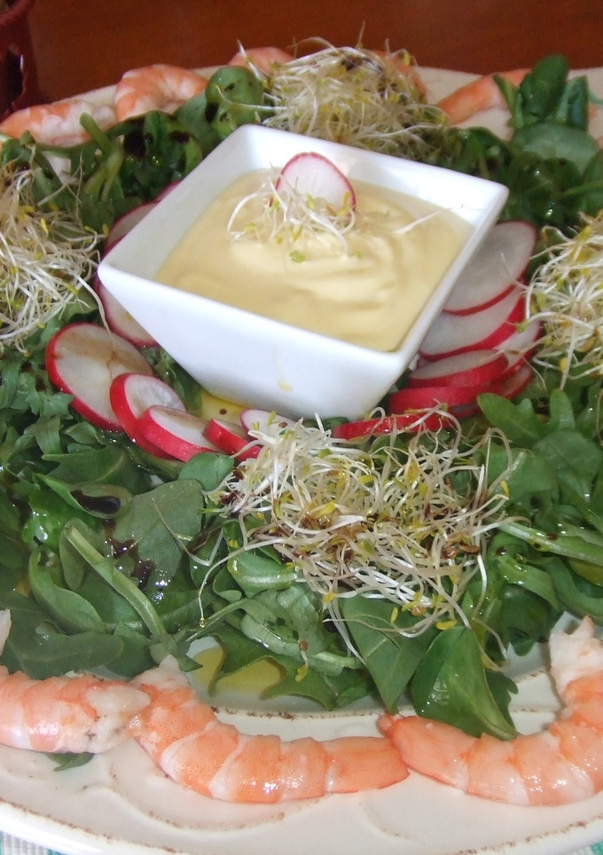 Una foto de Ensalada de langostinos con salsa mayonesa de lima