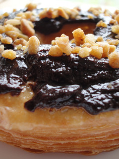 Una foto de Cronuts rellenos de crema de yogur