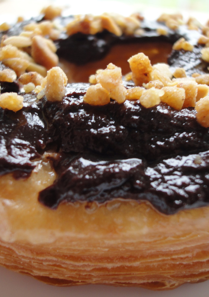 Una foto de Cronuts rellenos de crema de yogur