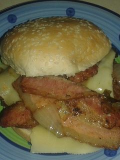 Una foto de Hamburguesas de res acarameladas caseras de Nona