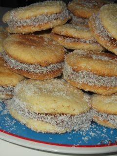 Una foto de Alfajores fáciles