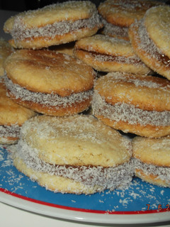 Una foto de Alfajores fáciles