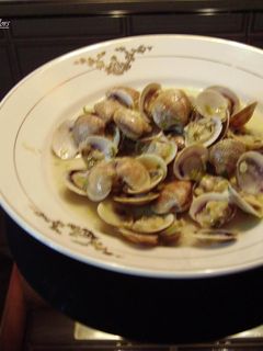 Una foto de Almejas en salsa de ajos tiernos