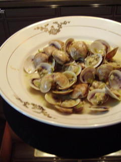 Una foto de Almejas en salsa de ajos tiernos