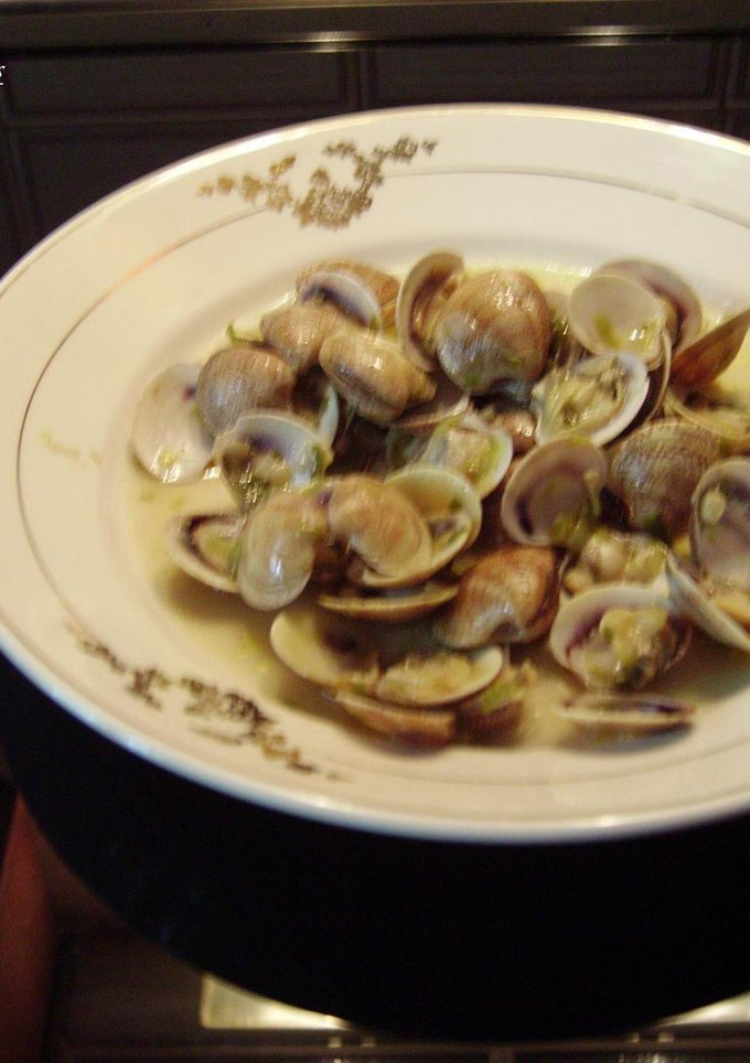 Una foto de Almejas en salsa de ajos tiernos