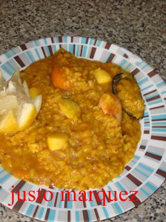 Una foto de Paella de marisco y carne