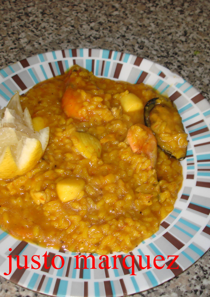 Una foto de Paella de marisco y carne