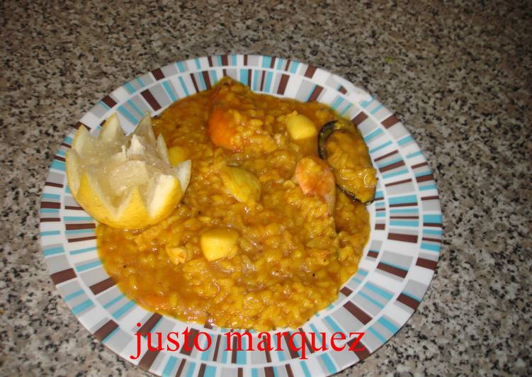 Paella de marisco y carne