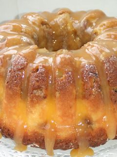 Una foto de Pastel de manzana relleno de queso con cobertura de vainilla