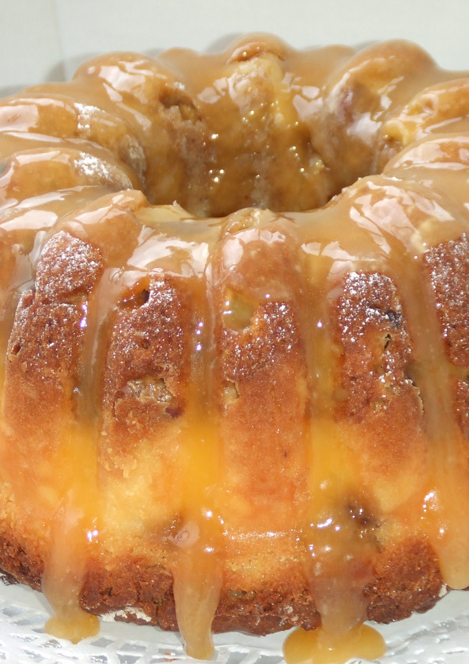 Una foto de Pastel de manzana relleno de queso con cobertura de vainilla