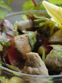 Una foto de Ensalada con solomillo de pato