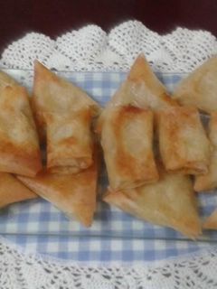 Una foto de Samosas de atún con queso al curry